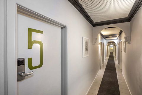 Skyways Hotel - Accommodation QLD 1