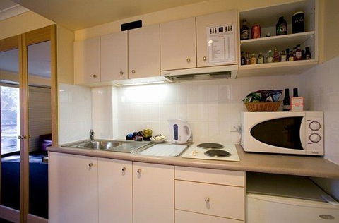 Capital Executive Apt Hotel Canberra - Accommodation QLD 9