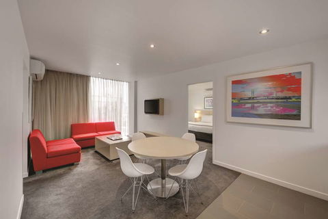 Travelodge Melbourne Docklands - Accommodation QLD 8