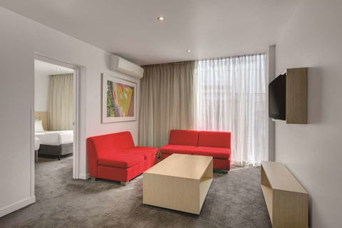 Travelodge Melbourne Docklands - Accommodation QLD 9