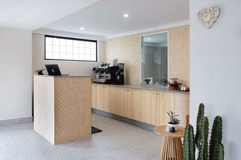 Hotel Hacienda - Accommodation QLD 1