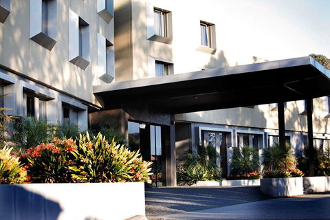 Golden Pebble Hotel - Accommodation QLD 1