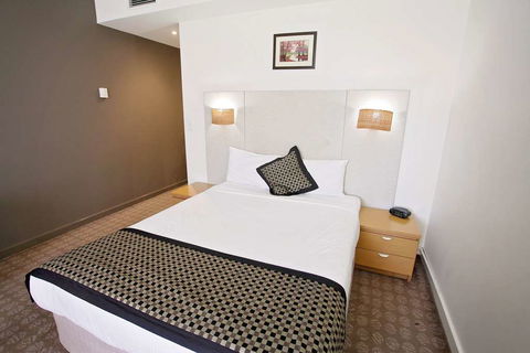 Golden Pebble Hotel - Accommodation QLD 2