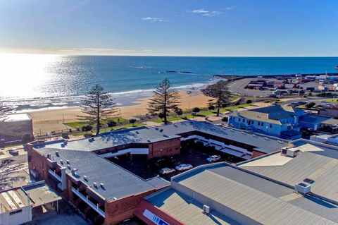 Beachfront Voyager Motor Inn - Accommodation QLD 0