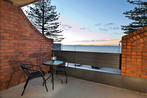 Beachfront Voyager Motor Inn - Accommodation QLD 2