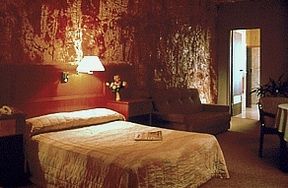 Desert Cave Hotel - Accommodation QLD 2