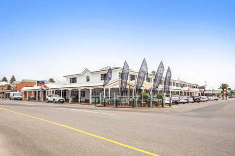 Hotel Victor - Accommodation QLD 0