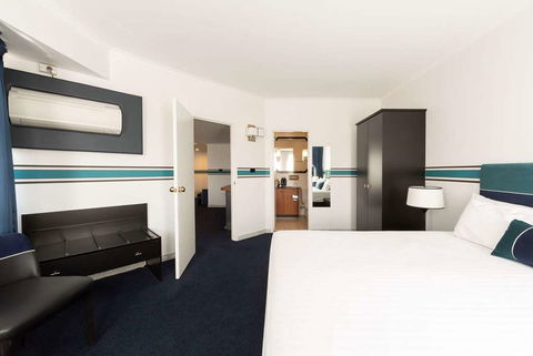 Ramada by Wyndham Diplomat Canberra - Accommodation QLD 2