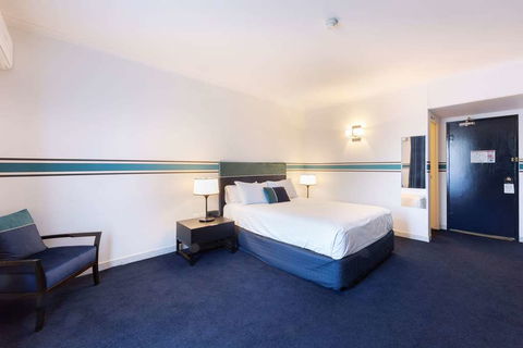 Ramada by Wyndham Diplomat Canberra - Accommodation QLD 4