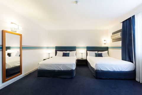 Ramada by Wyndham Diplomat Canberra - Accommodation QLD 7
