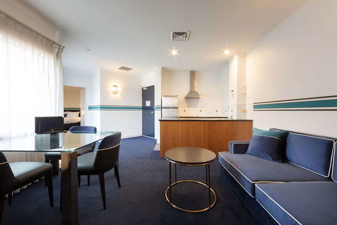 Ramada by Wyndham Diplomat Canberra - Accommodation QLD 8