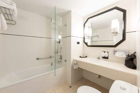 Ramada by Wyndham Diplomat Canberra - Accommodation QLD 9