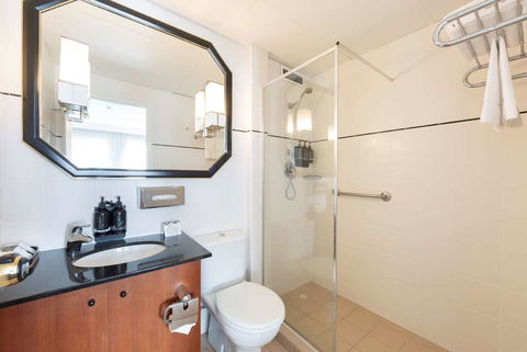 Ramada by Wyndham Diplomat Canberra - Accommodation QLD 10