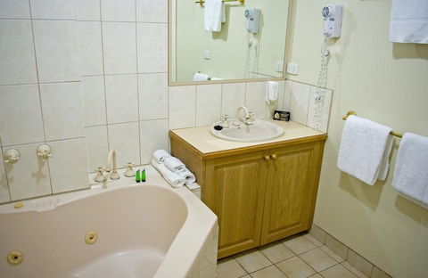 Admiralty Inn - Accommodation QLD 2