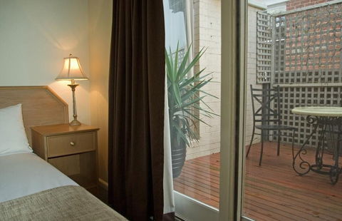 Admiralty Inn - Accommodation QLD 4