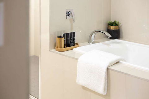 H on Smith Hotel - Accommodation QLD 3