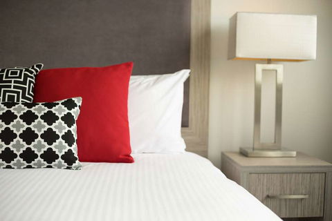 H on Smith Hotel - Accommodation QLD 5