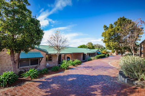 Quality Suites Banksia Gardens - Accommodation QLD 1