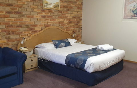 Pines Country Club Motor Inn - Accommodation QLD 2