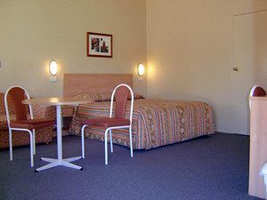 Country Gardens Motor Inn - Accommodation QLD 2