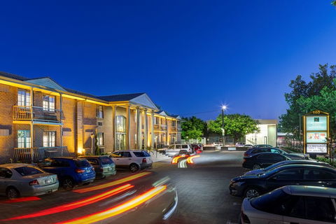 Adelaide Inn - Accommodation QLD 0