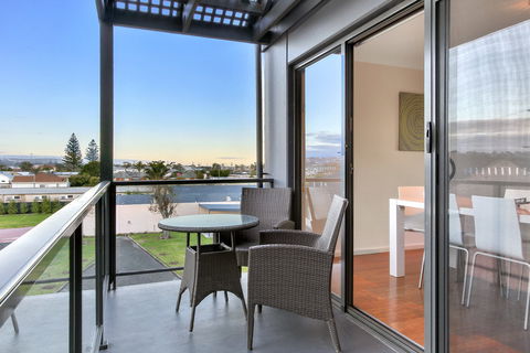 Bellevue on the Lakes - Accommodation QLD 1