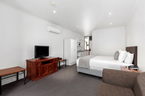 Commodore On The Park - Accommodation QLD 2