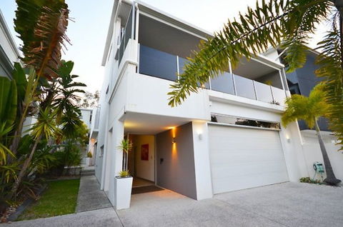 Alex Beach House - Accommodation QLD 0