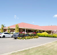 Pines Country Club Motor Inn - Accommodation QLD