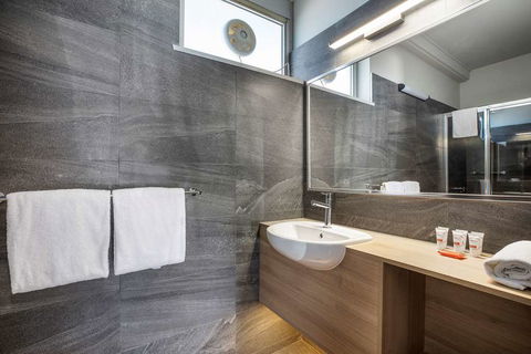 Sandbelt Club Hotel - Accommodation QLD 6