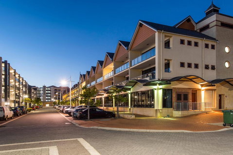 Dolphin Quay Apartment Hotel - Accommodation QLD 1