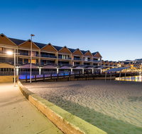 Dolphin Quay Apartment Hotel - Accommodation QLD