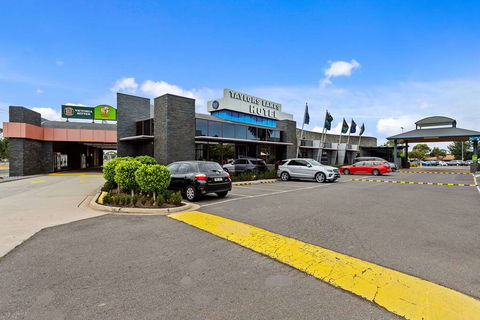 Quality Inn Taylors Lakes Motel - Accommodation QLD 2