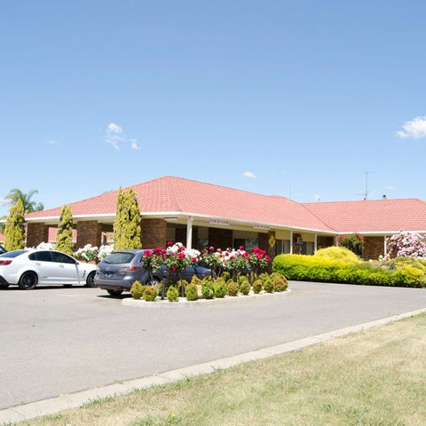 Pines Country Club Motor Inn - Accommodation QLD 0