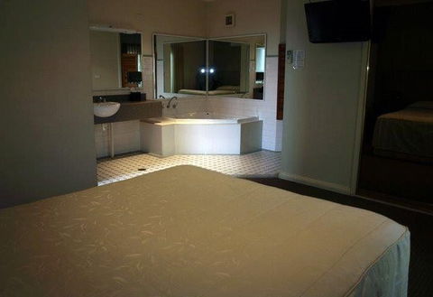 Francis Phillip Motor Inn & The Lodge - Accommodation QLD 2