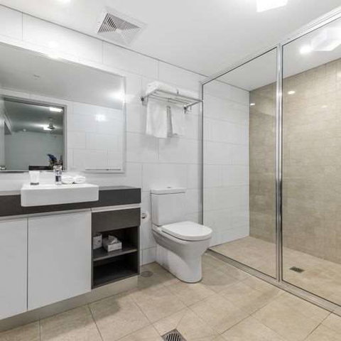 H on Mitchell Apartment Hotel - Accommodation QLD 2