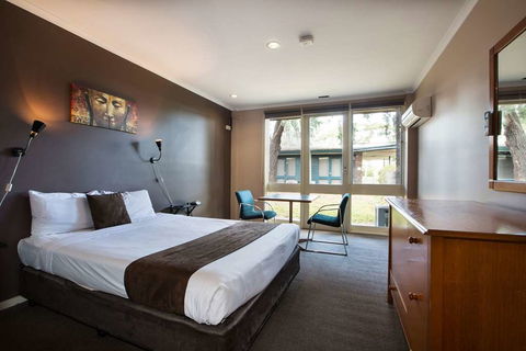 Burvale Hotel - Accommodation QLD 3