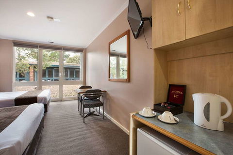 Burvale Hotel - Accommodation QLD 5