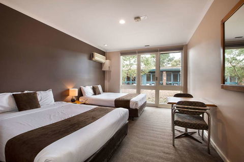 Burvale Hotel - Accommodation QLD 6