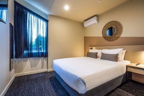 Nightcap At Manhattan Hotel - Accommodation QLD 4