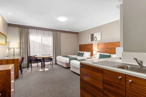 Quality Hotel Dickson - Accommodation QLD 6
