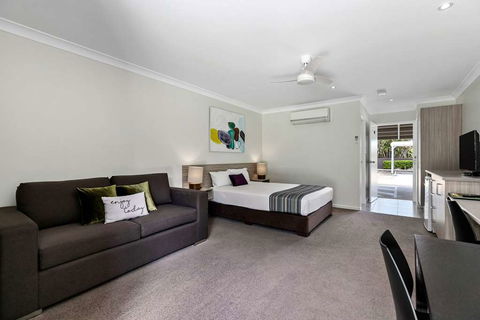 Econo Lodge Beachside - Accommodation QLD 8