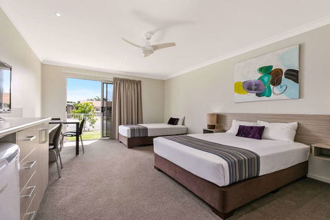 Econo Lodge Beachside - Accommodation QLD 10