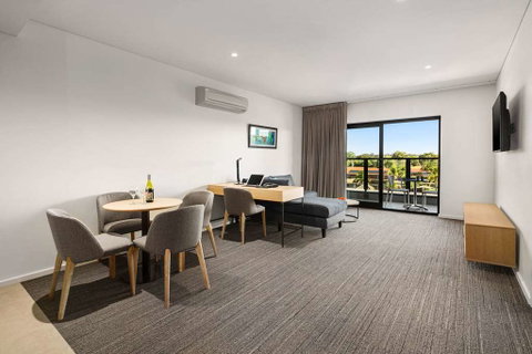 Quality Hotel Lakeside - Accommodation QLD 15