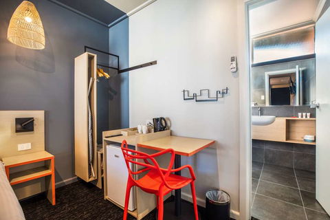 Monash Hotel - Accommodation QLD 2