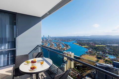 Meriton Suites Southport - Accommodation QLD 2