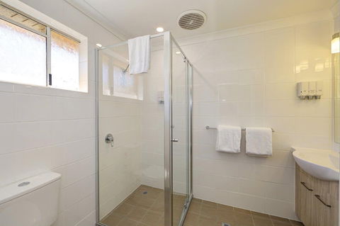 Smart Motels Bert Hinkler - Accommodation QLD 2