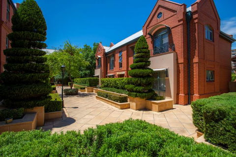 Majestic Old Lion Apartments - Accommodation QLD 1