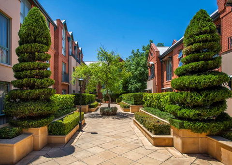 Majestic Old Lion Apartments - Accommodation QLD 2