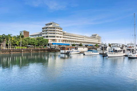 Shangri-La Hotel, The Marina - Accommodation QLD 0